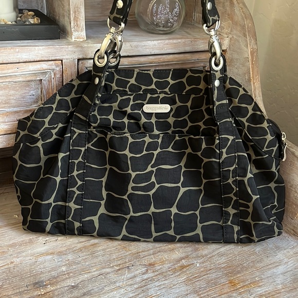 Baggallini Handbags - 🖤 Baggallini Giraffe Print Nylon large tote / shoulder bag travel black / tan